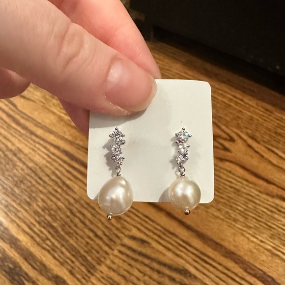 Pearl and crystal sparkly drop earrings - Picture 1 of 2
